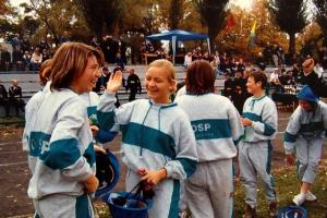 Radość drużyny żeńskiej OSP Rozmierka za zdobycie I miejsca w zawodach powiatowych w Strzelcach Opolskich w 2003 r. 