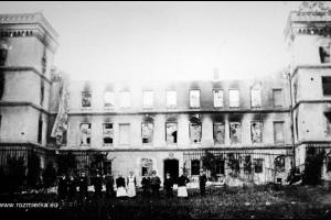 Zniszczony pałac w Izbicku przez powstańców w 1921 r.