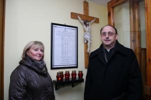 Sołtys Zofia Habasz i ks. Andrzej Kowolik przy tablicy poległych, zaginionych i zmarłych. Listopad 2009 rok. 
