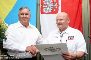 Sędzia hrabstwa Richard Evans i burmistrz Horst Pallaske podczas Gali Polskiej w Banderze w 2010 roku. 