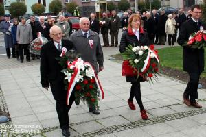 Strzelce Opolskie: Uroczystości Święta Niepodległości pod pomnikiem Ofiarom Wojen i Przemocy