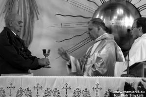 Franciszek Kozioł z kielichem mszalnym podczas jubileuszu 25 lat konsekracji kościoła w Rozmierce      