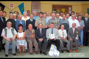 Uczestnicy obchodów 60-lat LKS Jedność Rozmierka w 2006 r. 