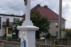 Krzyż przy skrzyżowaniu ulic Strzeleckiej i Polnej. Rok 2007